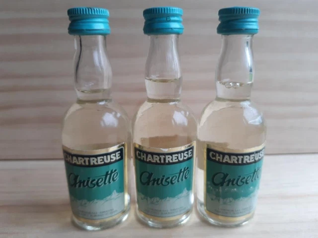 Une bouteille de Chartreuse de 150 ans fait exploser les enchères à Paris