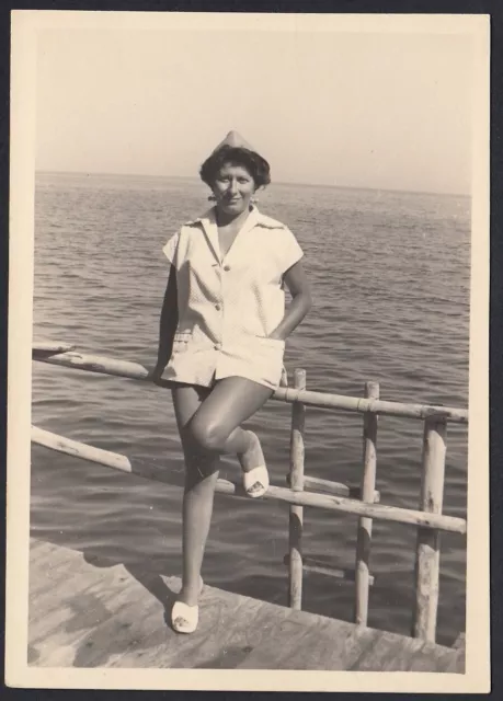 YZ3595 Femme Sur Pont Avec Mer à Épaules - 1950 Photographie D'Époque - Photo