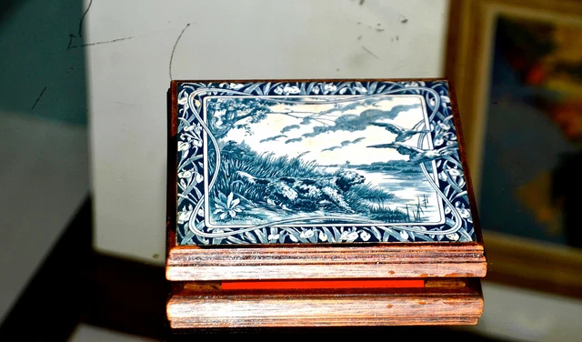 GIEN. Dessous de plat quadrangulaire en faïence ; scène de chasse (carreau).