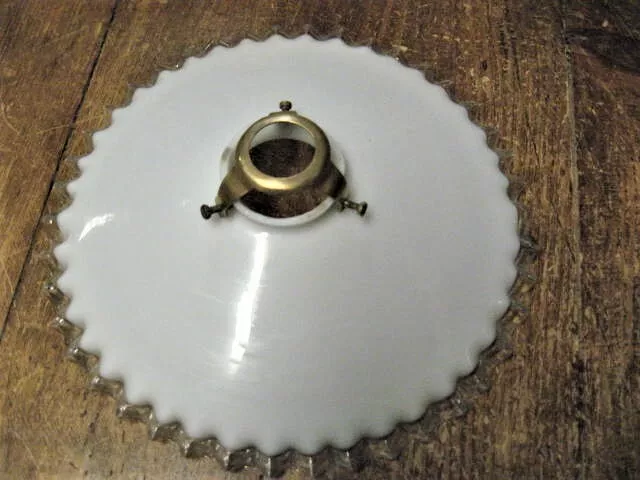 ancien abat jour opaline dentelée, diamètre 25 cm BE avec sa griffe en laiton