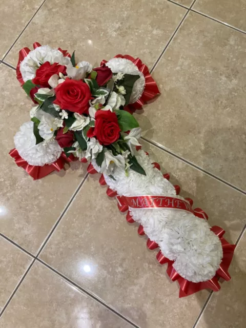 Croce di seta artificiale 24"" funerale o memoriale per tomba nome gratuito su nastro e carta