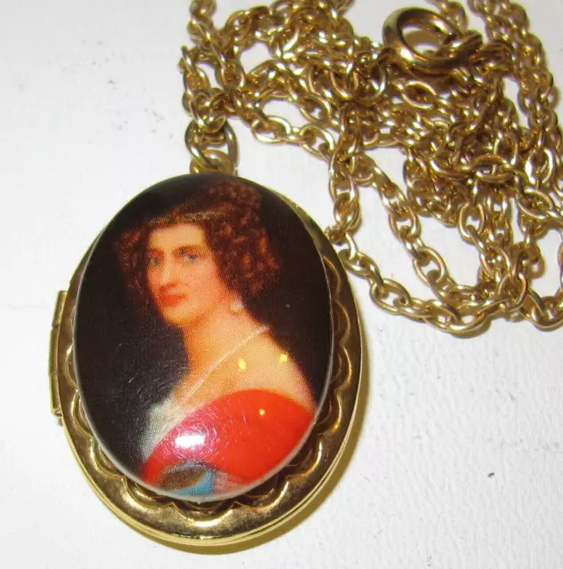 Vintage Jewellery Victorian Lady Engraved Locket Pendant Necklace