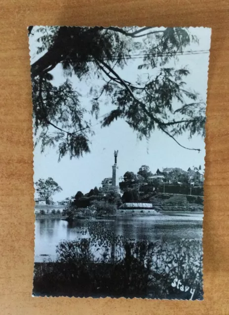 CPA : UN COIN DE MADAGASCAR n° 533 : TANANARIVE LAC ANOSY ET MONUMENT A