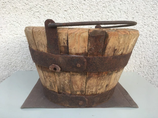 ANCIEN SEAU EN bois / Cerclages et anse métal / Art populaire / Déco