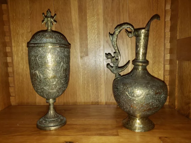 Ancienne aiguière et vase-urne  oriental indien en laiton gravé début XXeme