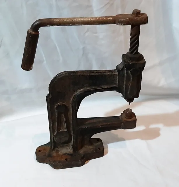Antigua prensa remachadora de hierro fundido