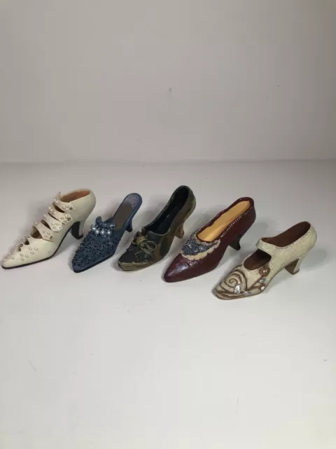 Colección de 5 ZAPATOS DE CERÁMICA DE PORCELANA EN MINIATURA