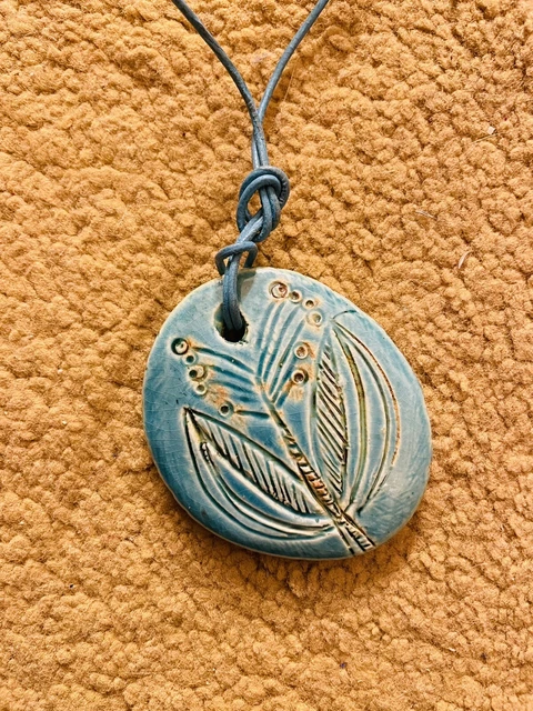 Pendentif En Céramique Bleu Et Blanc - Bijou D'artiste Signé à Identifier - Occasion Excellent état