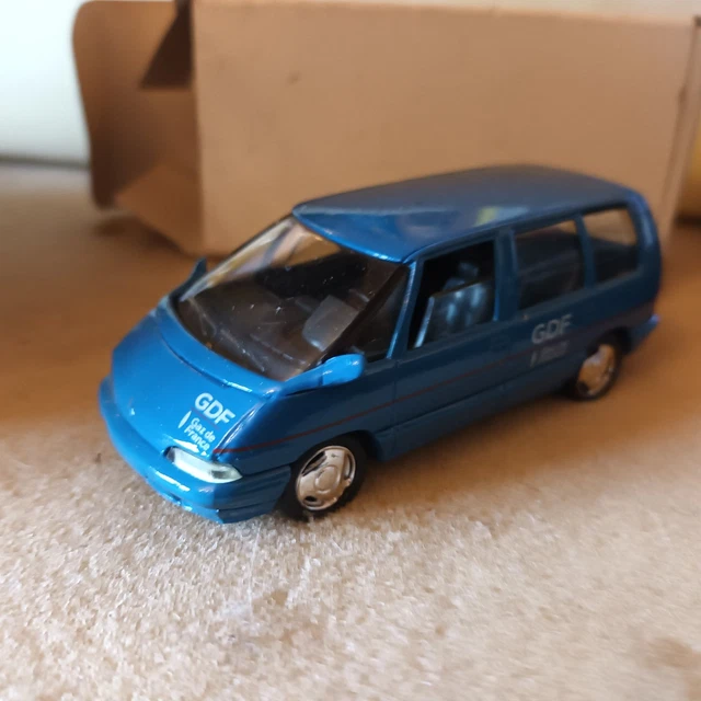 Le camion Renault TRM 2000 bâché armée française au 1/50e de Solido en boite