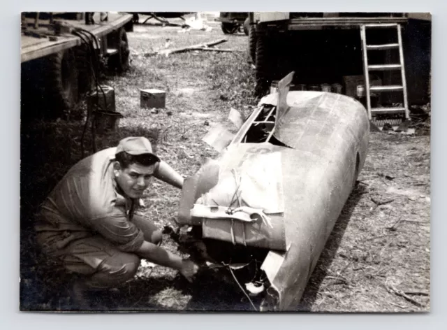 1965 Vietnam War US Army GI Inspecting Helicopter Tail Original Vintage Photo