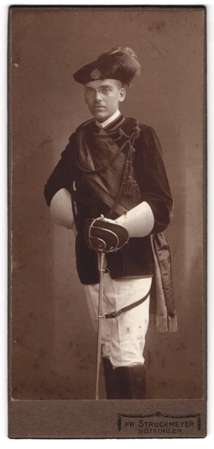 Fotografie Fr. Struckmeyer, Göttingen, Student im vollen Wichs mit Schläger und