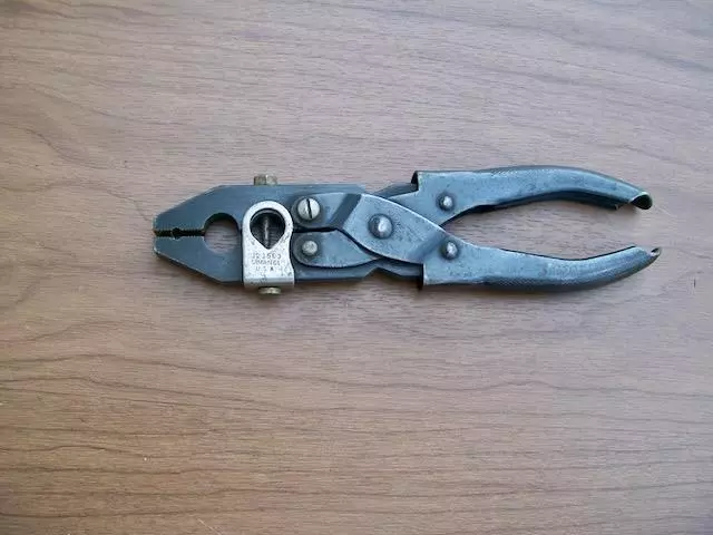 Vintage Simanco Singer Treadle Sewing Machine Belt Pliers Service Tool Usa. Vintage Simanco Singer Treadle Sewing Machine Belt Pliers Service Tool Usa.