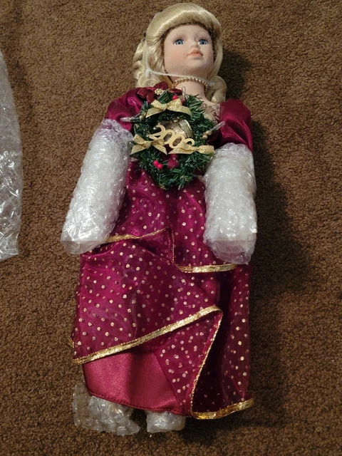 Heritage Signature Collection "Holly" Porcelain Doll Christmas 2000 Light Wreath