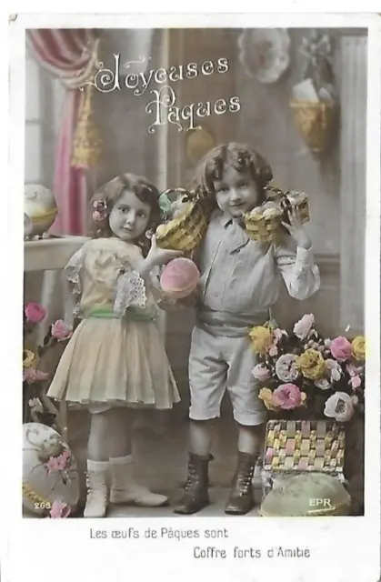 belle CPA carte postale ancienne  Joyeuses Pâques jolis enfants aux oeufs