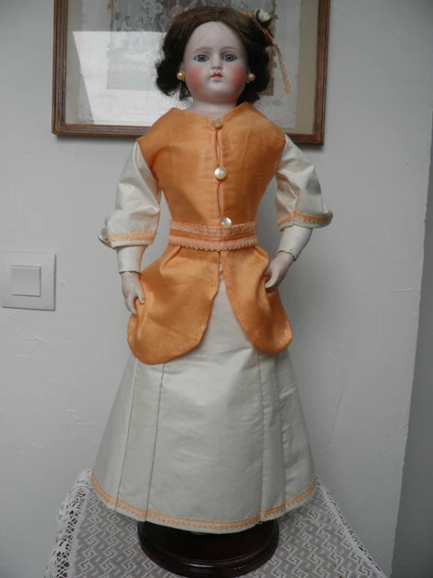 Superbe Tenue En Soie Abricot Et Satin Creme Type 1880 Pour Poupee   Mode 47 Cm