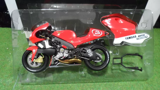 MOTO YAMAHA YZR 500 Max Biaggi #3 de 2001 au 1/12 Minichamps 122016303 miniature