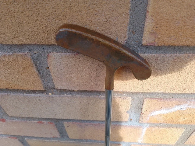 Acushnet Bulls Eye Ambidextrous Putter Steel Shaft 86cm Length Brown Grip Acushnet Bulls Eye Ambidextrous Putter Steel Shaft 86cm Length Brown Grip