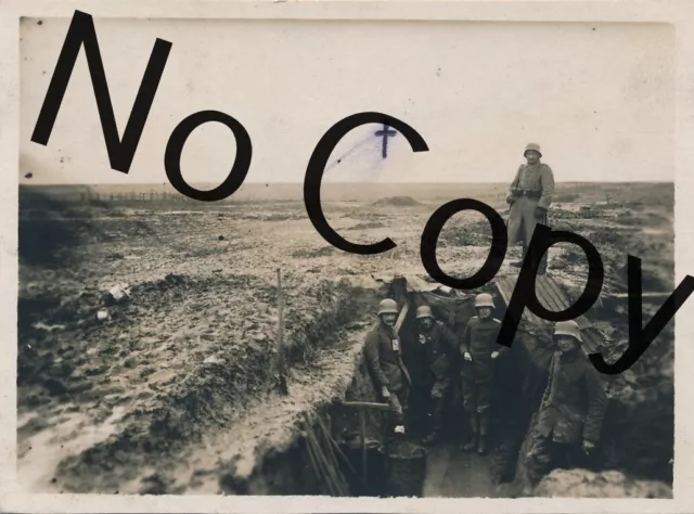Foto WK1 -  Frankreich Soldaten mit Stahlhelm im Schützengraben   X112