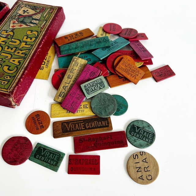 BOITE DE 110 jetons de jeux en os de quatre couleurs. EUR 8,00