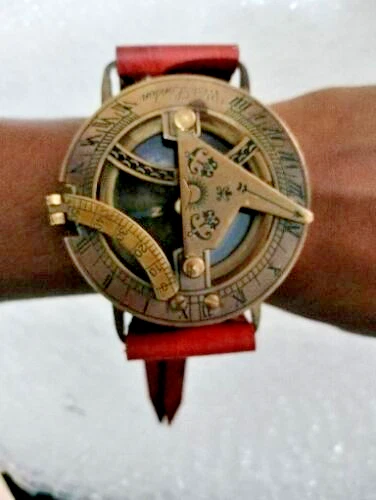 FISHTEC - Antico Quadrante Solare Con Freccia E Base - Visualizzazione Dell'ora Alla Via Degli Antenati - Ora In Numeri Romani Dorati - Metallo Robusto - Decorazione