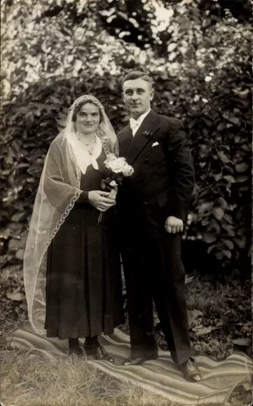 Foto Ak Hochzeit, Frau mit Brautschleier, Mann im Anzug, Standportrait - 4232738
