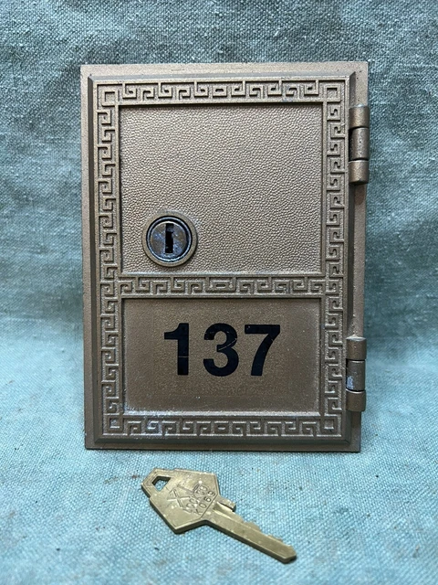 "Puerta de buzón de correo de seguridad 1981 de colección con cerradura y llave 3-5/8""x5"""