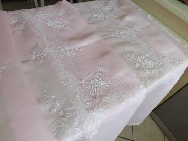 nappe richement brodée main, rose, voile de coton, 2.10 m X 1.68 m