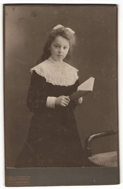 Fotografie Atelier Wertheim, Berlin, Portrait junges Mädchen im schwarzen Kleid