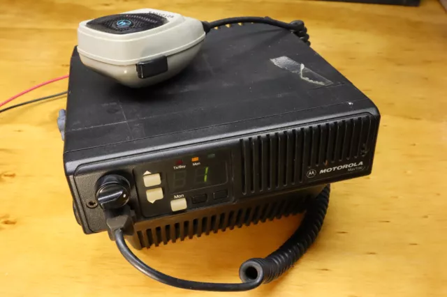 Motorola MaxTrac Radio D44MJA77A3CK ** Includes MIC and Desktop Stand! **