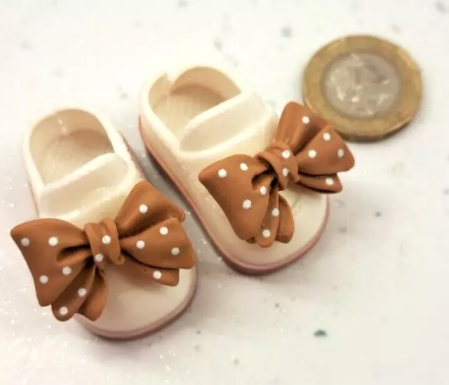 40mm WHITE PLASTIC DOLL SHOES WITH A BROWN BOW MOTIF FOR BJD DOLLS