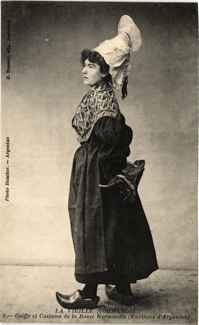CPA La Vieille Normandie Coiffe et Costumes de la Bosse Normandie (435096)