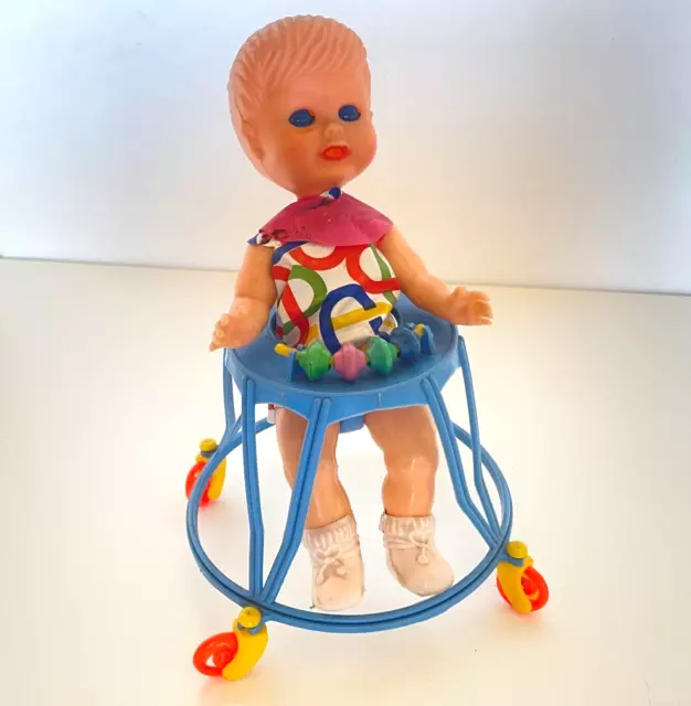 JOUET ANCIEN - POUPEE PLASTIQUE SUR SON YOUPALA - CS MADE IN ITALY - 1970's