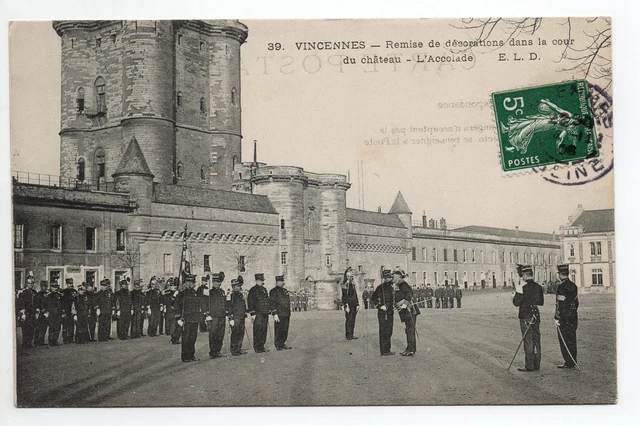 VINCENNES  Val de Marne CPA 94 remise décoration cour du chateau