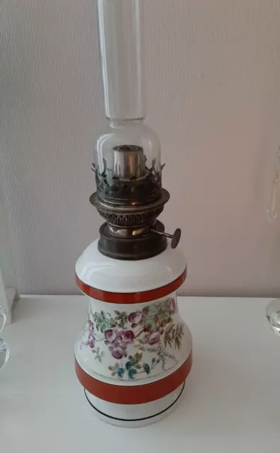 ancienne lampe à pétrole, pied en faënce de l'est