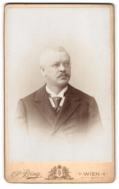 Fotografie S. Bing, Wien, Goldschmiedgasse 4, Bürgerlicher Herr mit Schnurrbart