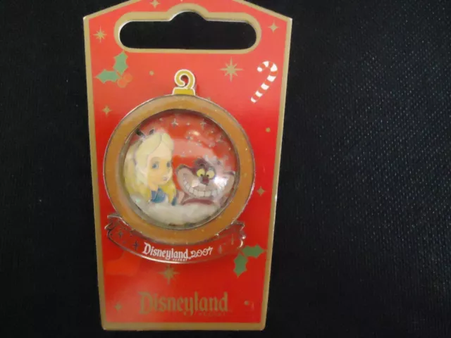 Disney Dlr Holiday Snowglobe 2007 Alice & Cheshire Cat Pin On Card Le 1000
