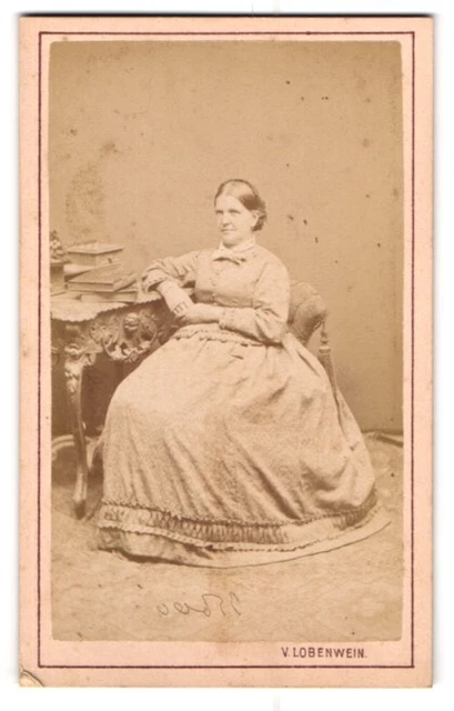 Fotografie V. Lobenwein, Villach, Bahnhofstrasse, Bürgerliche Dame sitzt am Tis