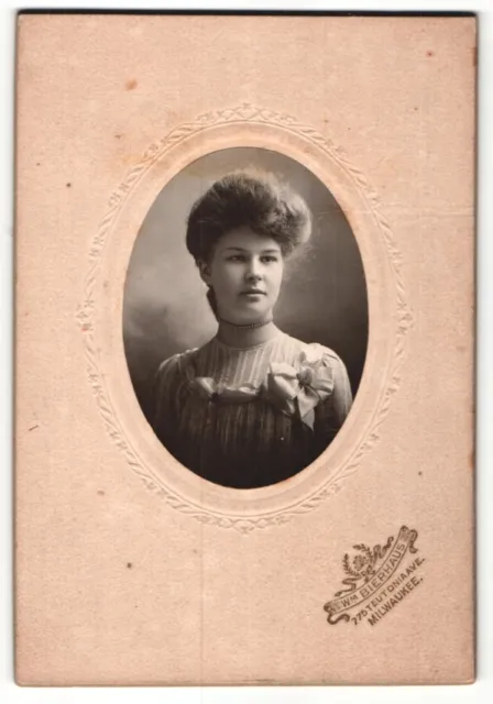 Fotografie Wm. Bierhaus, Milwaukee, Portrait junge Dame mit moderner Frisur und