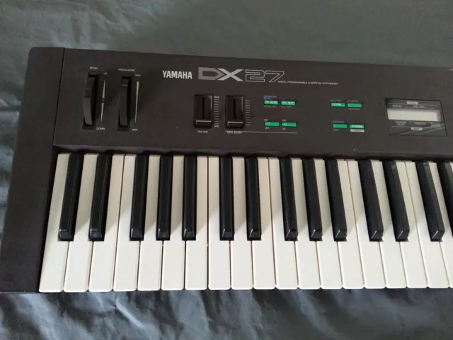 Synthétiseur Yamaha DX27 en très bon état de fonctionnement
