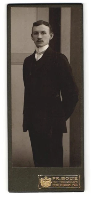 Fotografie Fr. Bolte, Oldenburg i / G., Portrait charmanter Herr mit Krawatte i