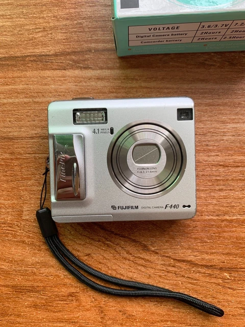FUJIFILM FINEPIX F440 Silver Compact Digital Camera Tested Working