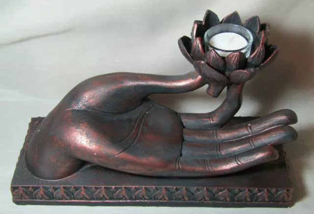 # Buddha Hand mit Lotusblüte als Teelichthalter mit Glasteelicht Glücksbuddha