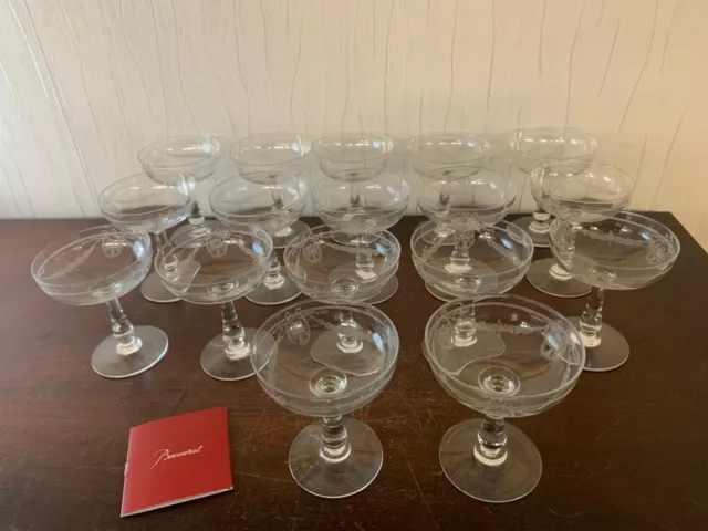 17 coupes à champagne gravées fleuri cristal de Baccarat (prix à la pièce)