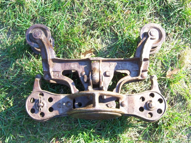 Antique Vintage Cast Iron Unloader Hay Trolley Carrier Barn Pulley Tool