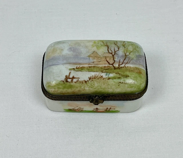 Belle boîte à pilules en porcelaine de Limoges