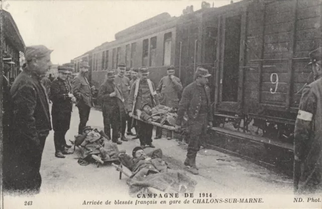 CPA 51 Arrival of French injured at CHALONS SUR MARNE station