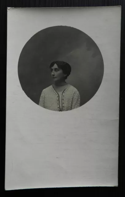 n°59 / Photo ancienne  DE FEMME en médaillon Sur carte Postale vers 1920