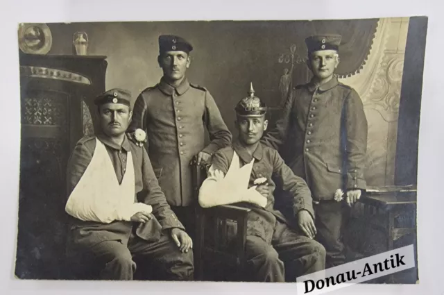 Foto Fotokarte 1.WK Pk Soldat Feldgrau Pickelhaube Preußen Verwundete 1914