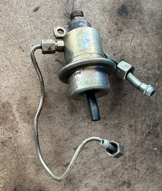 thumbnail image 2 of URO Parts Fuel Accumulator For Mercedes W124, R129, W126, R107 - 0004760921, Direct Fit 2 of 4