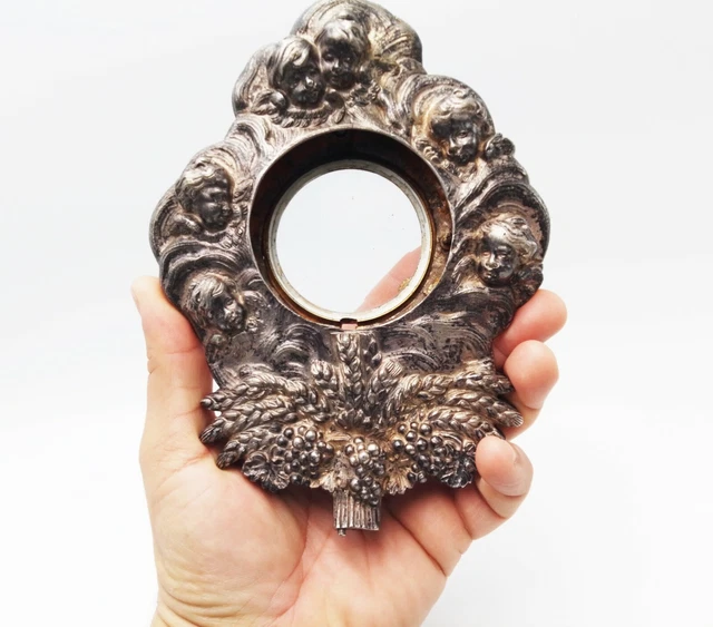 Malentendante et appareillée, elle crée des bijoux originaux pour détourner le regard des gens